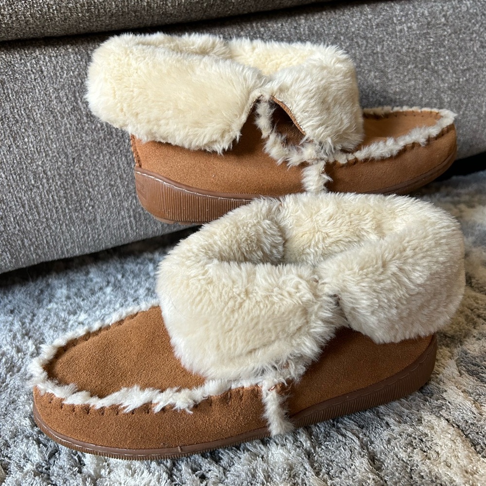 Minnetonka Chestnut Suede Moccasins with Cream Faux Fur